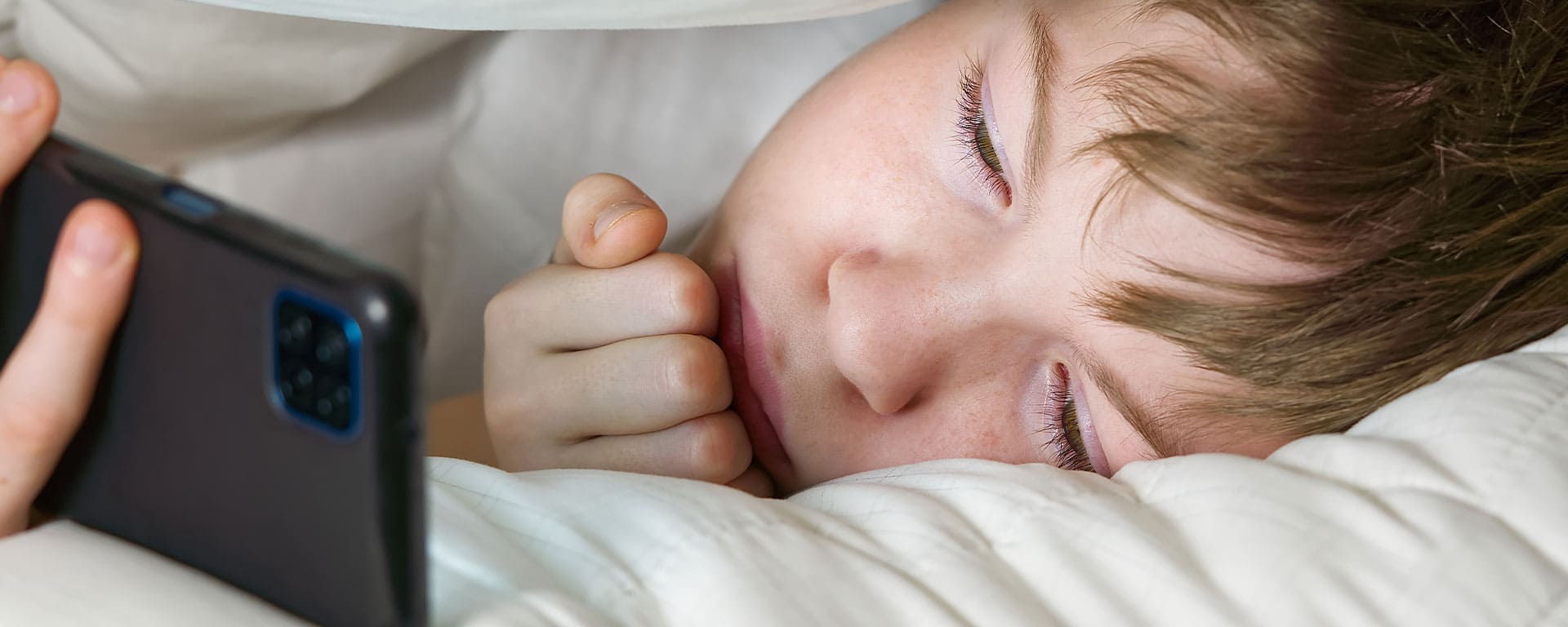 Dormir con el móvil, niños riesgos