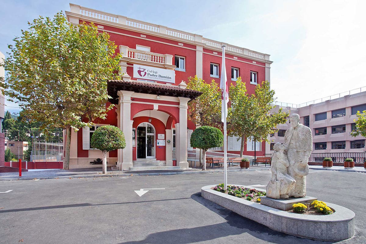 Colegio Padre Damián, exterior