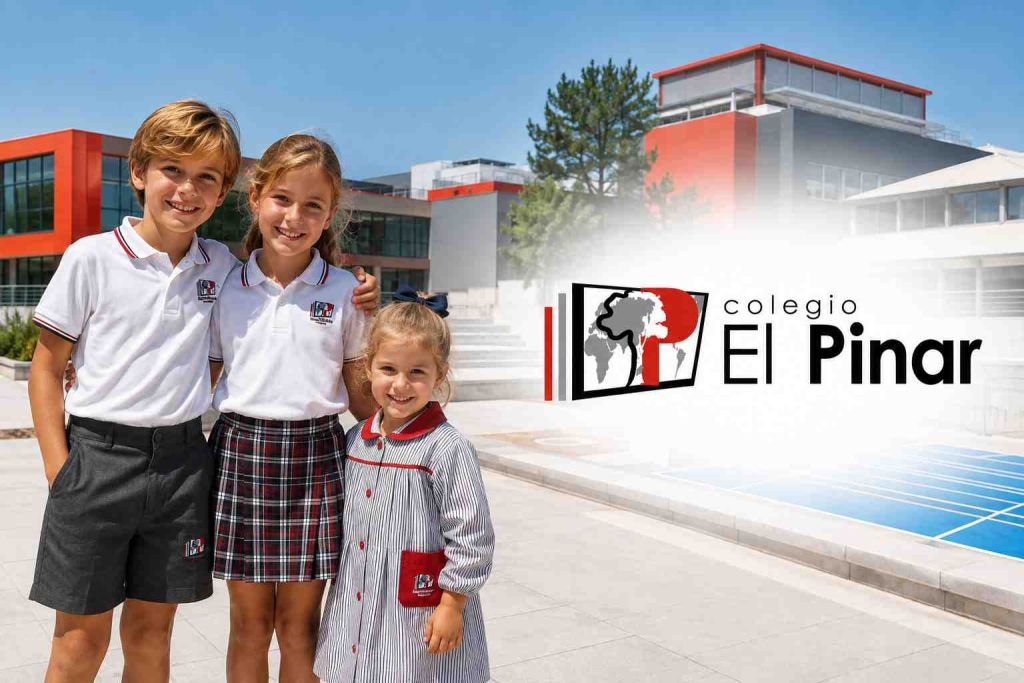 Alumnos con uniforme del Colegio El Pinar de Málaga