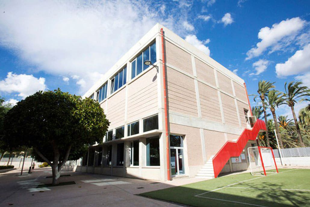 La Devesa School, instalaciones